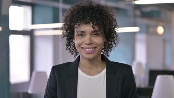 Retrato de Empresária Africana Feliz Olhando para a Câmera e Sorrindo — Vídeo de Stock