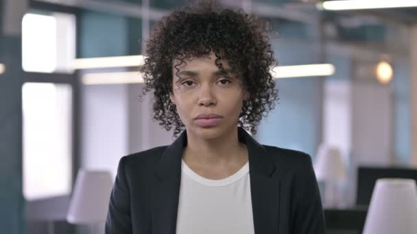 Porträt einer seriösen afrikanischen Geschäftsfrau, die mit Fingerzeig Nein sagt — Stockvideo