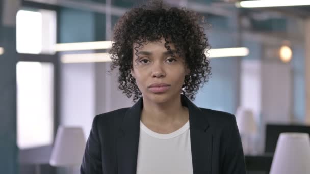 Retrato de Empresária Africana Atraente dizendo Não por Shaking Head — Vídeo de Stock