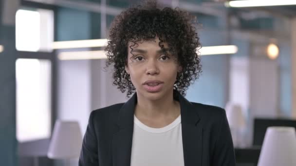 Retrato de una atractiva empresaria africana diciendo que sí al sacudir la cabeza — Vídeos de Stock