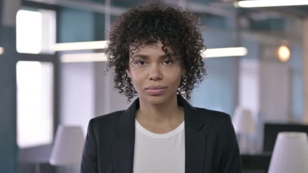 Retrato da mulher de negócios africana irritada repreendendo e gritando com gestos de mão — Vídeo de Stock