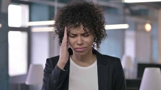 Retrato de una mujer de negocios africana cansada con dolor de cabeza — Vídeo de stock