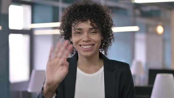 Retrato de la alegre empresaria africana saludando a la cámara y dando la bienvenida — Vídeos de Stock