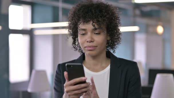 Portret wesołej afrykańskiej bizneswoman Celebrating on Smartphone with Fist — Wideo stockowe