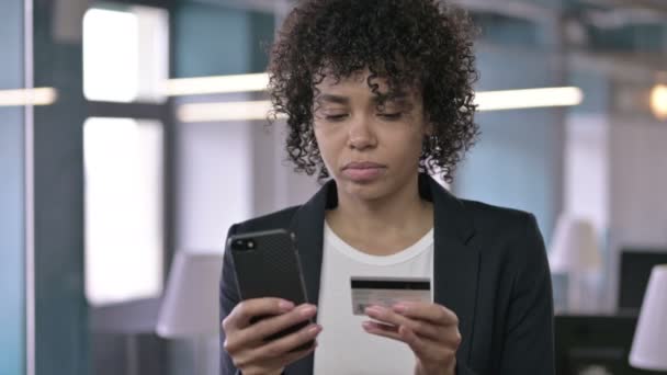 Портрет успішної африканської бізнес-леді з використанням кредитної картки на смартфоні — стокове відео