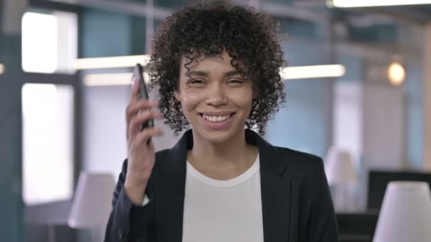 Retrato de la alegre empresaria africana hablando en Smartphone y sonriendo — Vídeo de stock