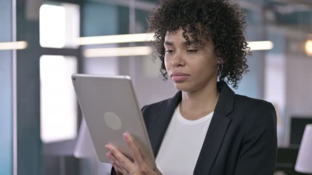 Retrato de una empresaria africana seria que trabaja en Tablet — Vídeo de stock