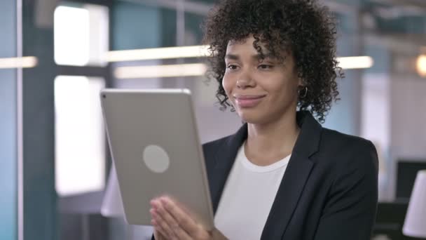 Retrato de una atractiva empresaria africana haciendo Video Chat en Tablet — Vídeo de stock