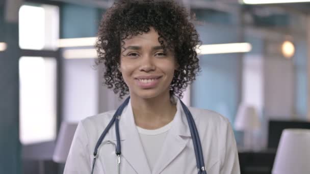 Portrait de joyeux jeune médecin professionnel regardant la caméra et souriant — Video