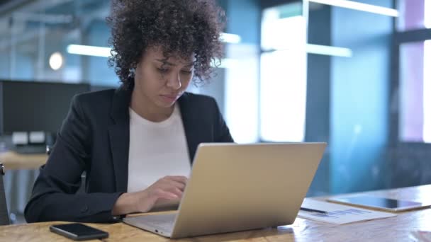 Mujer de negocios africana cansada con dolor de espalda en el trabajo — Vídeo de stock