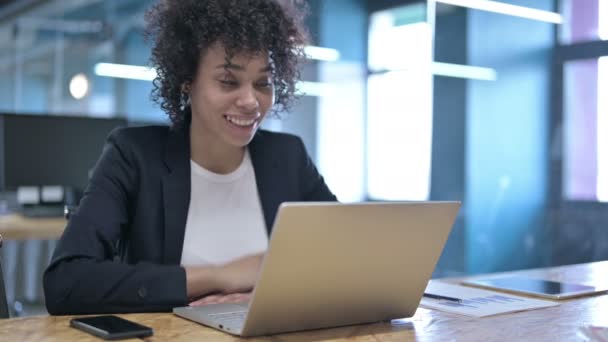 Wesoły afrykański bizneswoman robi wideo czat na laptopie w biurze — Wideo stockowe