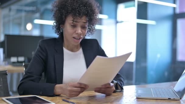 失意のアフリカのビジネスマン女性手のジェスチャーで文書を読み、失敗に反応します — ストック動画