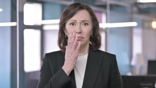 Portrét šokované podnikatelky ukazující nedůvěru výrazů ve tváři — Stock video