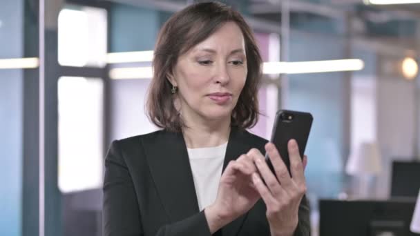 Portrait d'une femme d'affaires prospère du Moyen Âge célébrant sur Smartphone avec poing — Video