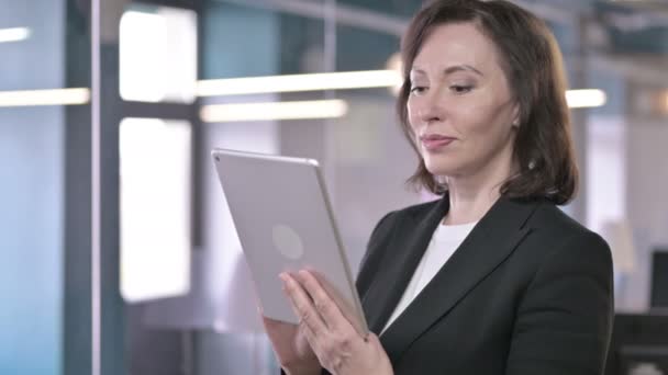 Portret van Ernstige Middeleeuwse Zakenvrouw die aan Tablet werkt — Stockvideo