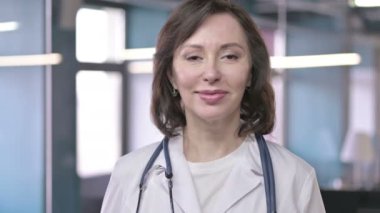 Neşeli Orta Çağ Profesyonel Doktorunun Portresi Kameraya Bakıyor ve Gülümsüyor