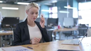 Neşeli İş Kadını İş yerinde Akıllı Telefonla Konuşuyor