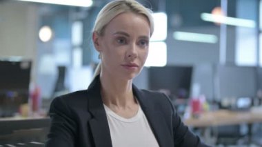 Neşeli İş Kadını Portresi Başparmaklarını Gösteriyor