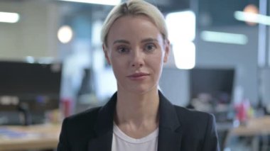 Şaşılacak İş Kadını Portresi Başarı Kutlaması