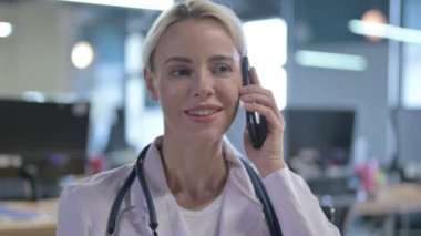 Genç Doktor Hastayla Telefonda Konuşuyor