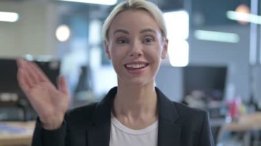 Ofiste Video Sohbeti Yapan İş Kadını