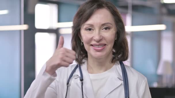 Портрет успішного професійного лікаря середнього віку Дивлячись і роблячи великі пальці вгору — стокове відео