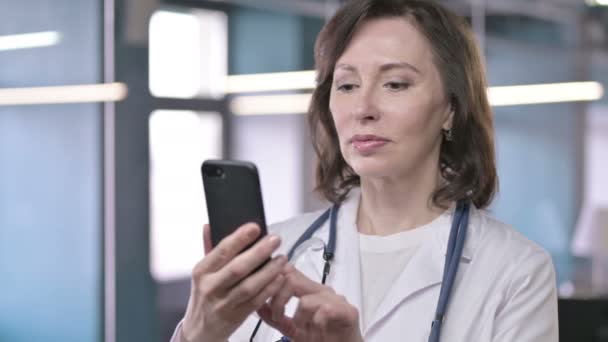 Portrait d'un médecin sérieux du Moyen Âge utilisant un téléphone intelligent — Video