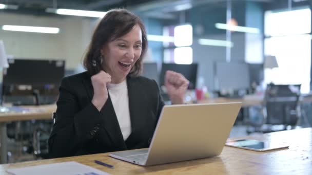 Succesvolle Middeleeuwse zakenvrouw viert feest op het werk — Stockvideo