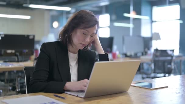 Stanca donna d'affari di mezza età che fa un pisolino veloce mentre lavora in ufficio — Video Stock