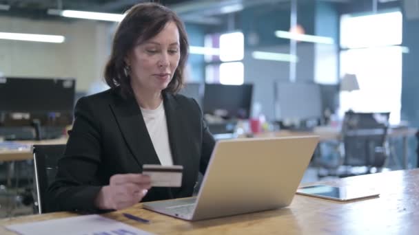 Fröhliche Geschäftsfrau mittleren Alters feiert Erfolg im Online-Bezahlen im Büro — Stockvideo