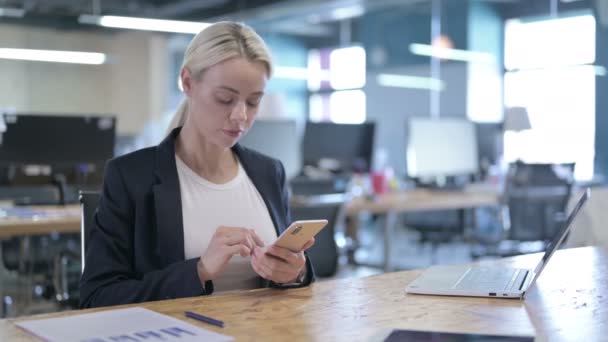 Succesvolle zakenvrouw viert feest tijdens het gebruik van Smart Phone — Stockvideo