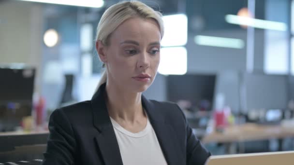 Smiling Young Businesswoman Looking at the Camera — Stock Video