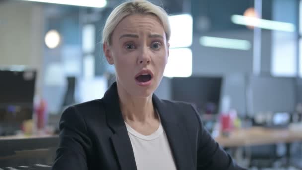 Portret zszokowanej bizneswoman Pokazywanie niedowierzania przez wyraz twarzy — Wideo stockowe