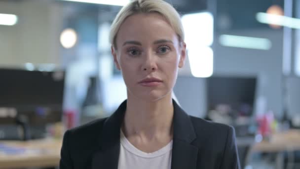 Portret van teleurgestelde zakenvrouw toont duimen naar beneden — Stockvideo