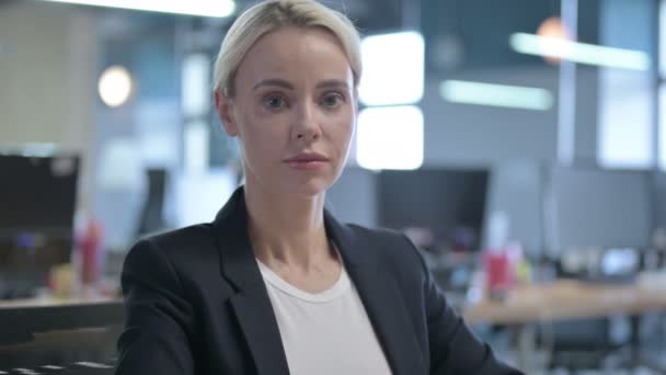 Young Businesswoman Pointing Finger at Camera — Stock Video