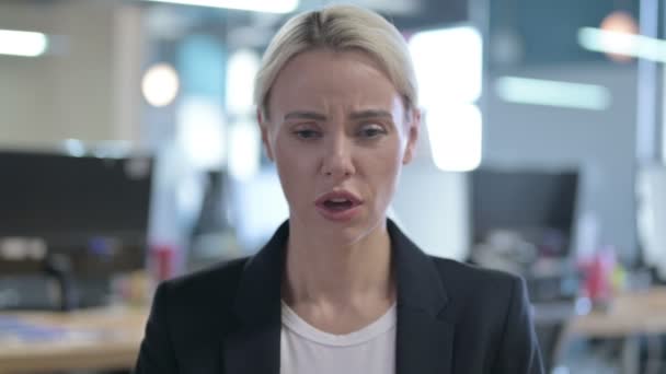 Porträtt av trött affärskvinna med huvudvärk — Stockvideo