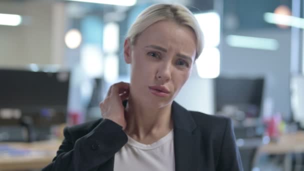 Портрет усталой предпринимательницы, страдающей от боли в шее — стоковое видео