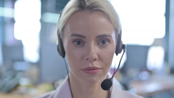 Sorrindo Feminino Call Center Empregada — Vídeo de Stock