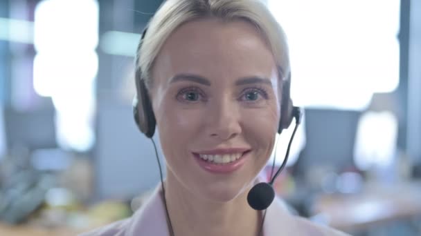 Callcenter-Mitarbeiterin im Gespräch mit Kundin — Stockvideo