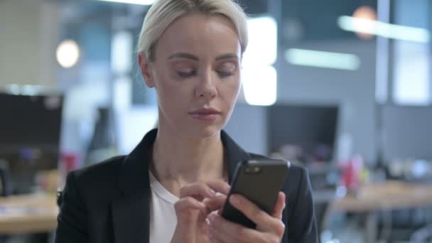 Ritratto di donna d'affari allegra utilizzando Smartphone — Video Stock