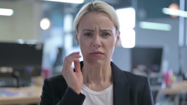 Retrato de una mujer de negocios enferma con dolor de muelas — Vídeo de stock