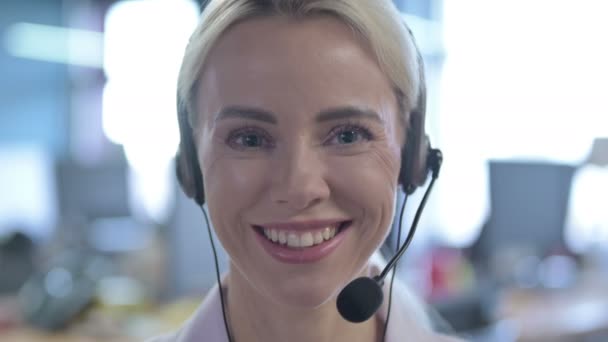 Primer plano de la mujer empleada del centro de llamadas que habla con el cliente — Vídeos de Stock