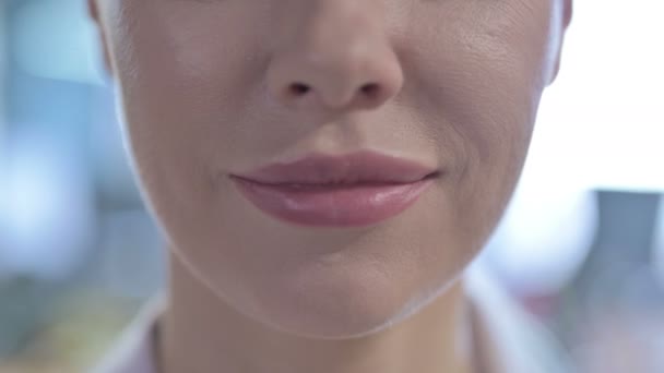 Close-up van glimlachende jonge vrouw tanden — Stockvideo
