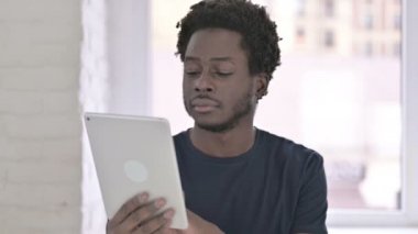 Ofiste Tablet kullanan Afro-Amerikan Hırslı Genç Adamın Portresi