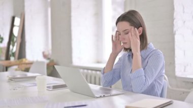 Modern Ofiste Yorgun Genç Kadın Başağrısı