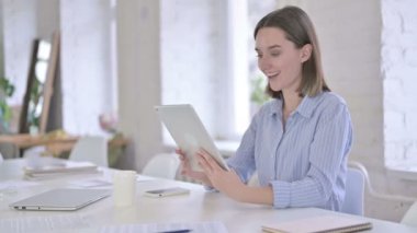 Neşeli Genç Kadın Tablet 'te Video Sohbeti yapıyor