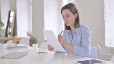 Ofiste Belgeleri Okuyan Çalışkan Genç Kadın