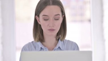 Laptop 'ta Çalışan Hırslı Genç Kadın Portresi