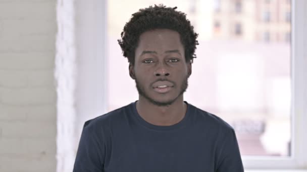 Portret van de jonge Afro-Amerikaanse man kijkend naar de camera — Stockvideo