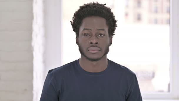 Kamerayı ve Davetiyeyi Gösteren Afro-Amerikan Adam Portresi — Stok video